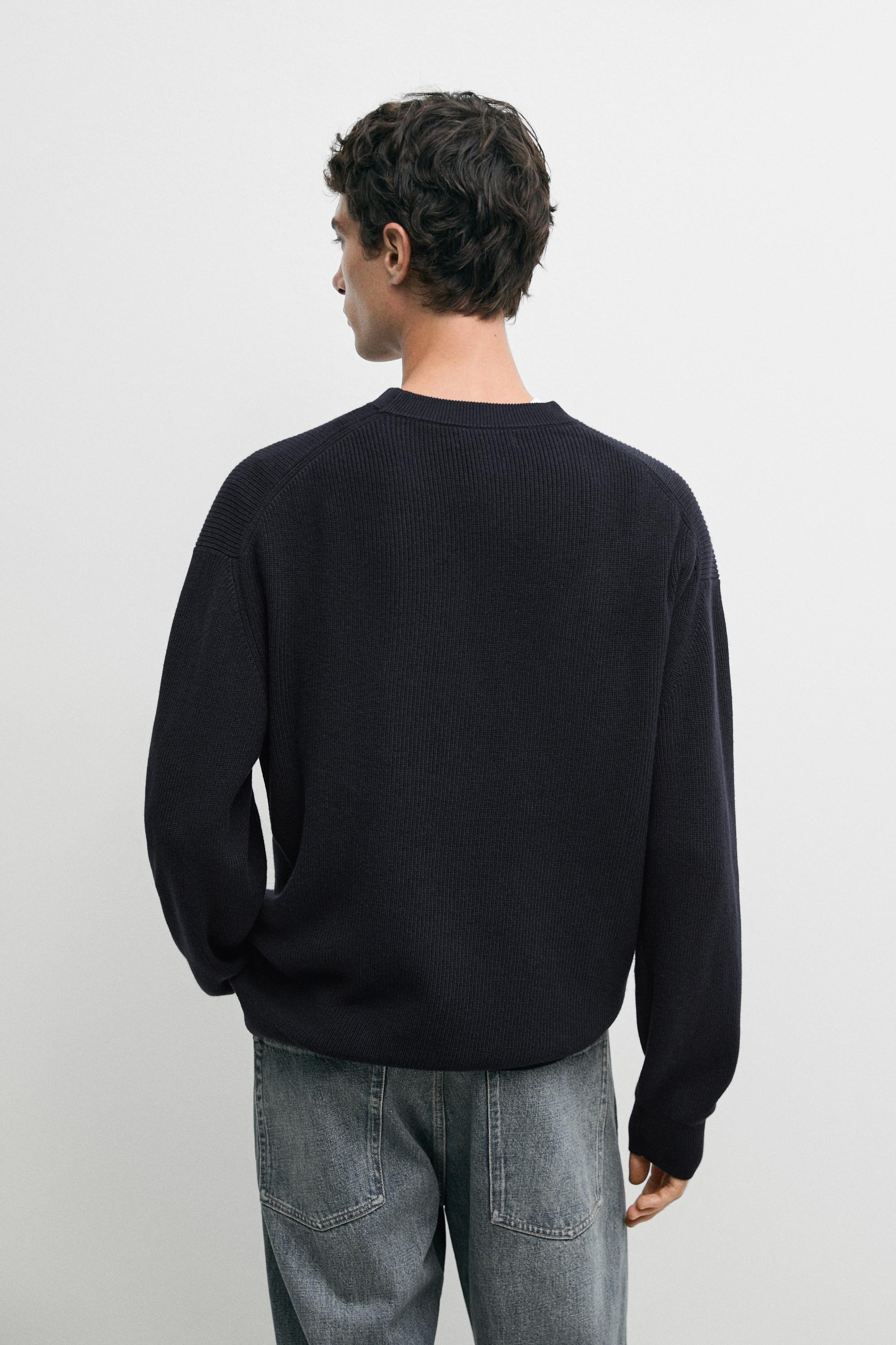 Round neck knit sweater